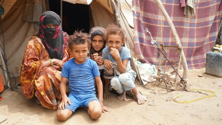 Nima with her three children in the settlement for IDPs in Abyan
