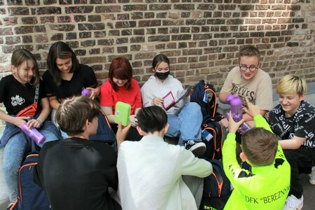 Ukrainian students receive school material in Germany